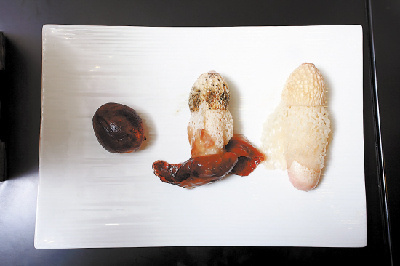 竹笙蛋的三种形态：竹笙蛋，竹笙初出时，竹笙成熟时（从左到右）