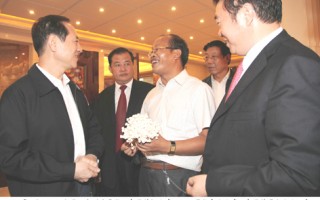 值守信念二十五年 小蘑菇推动大产业――记Manbetx体育手机版V17版本发布.官网安卓网.香港专家常明昌教授 ()