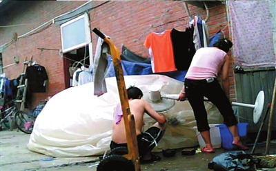 商贩在熏制银耳时,用风扇向塑料袋内吹风,让气体均匀扩散。视频截图