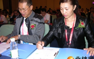 雅安香菇成为西博会上的抢手货 ()