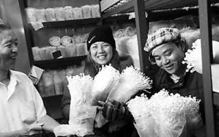 江西铜鼓县金针菇热销全国 ()