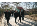 张祥茂会长与与会代表参观乐义ManBetX体育千亩示范园