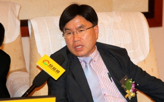 韩国室内床架栽培平菇比露地栽培更有优势——易菇网专访韩国ManBetX体育菌种协会会长金庆守博士 ()