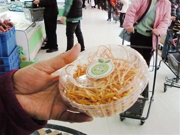 图文:超市蔬菜区卖起“虫草花”