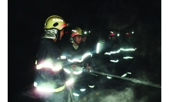 蘑菇房起火 消防两小时才扑灭 ()