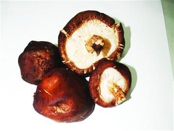 菜贩为赚昧心钱泡出&ldquo;注水菇&rdquo;一斤鲜香菇至少&ldquo;被喝&rdquo;二两水(组图)