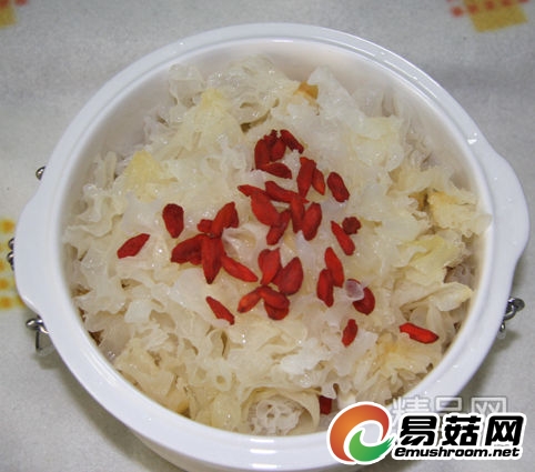 2.先把银耳和莲子泡一下,再洗净,如果买的银耳好都不用洗,但是这个在超市买的银耳花不如之前在家里赶集的时候买的好,有杂质,洗了半天。