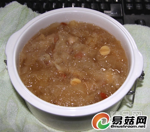 6.锵锵锵,出锅了,太烫手了,所以用毛巾包着拿下来了。