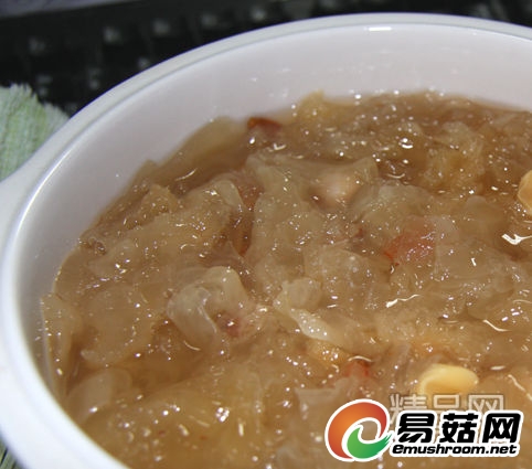 7.开锅啦,怎么样啊?虽然只加了一点点枸杞,但是炖烂了之后,色彩就融到整盅的银耳中,大概因为我放的多了点,颜色比较重,我大舅妈放的枸杞少,一般都是白白的。