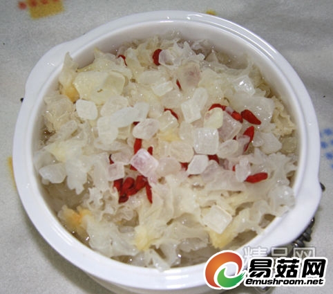 3.放入白瓷炖盅内,加上枸杞。