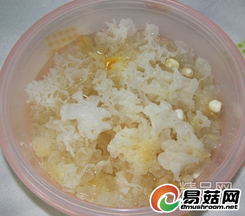 1.备料:银耳、莲子、枸杞、冰糖,很简单的啦!