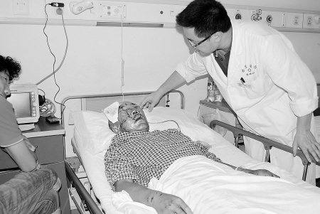 男子高原采虫草遭黑熊袭击 面部坍塌眼睑丢失