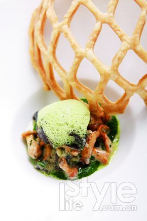 烤小蜗牛配鸡油菌佐草本奶油