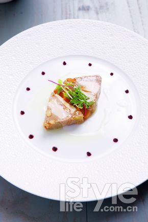 新鲜鹅肝块和农庄鸡胸配鸡油菌佐杏子酱