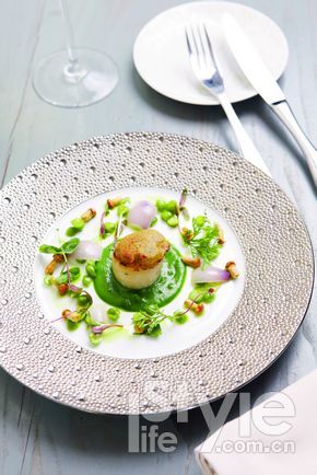 鸡油菌黄油烤扇贝配美味小豌豆