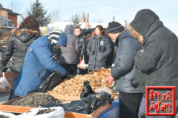 图为：热闹的山货交易大集。记者宋丽摄
