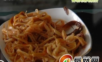 瓶装金针菇里藏杂物　买家直呼伤不起