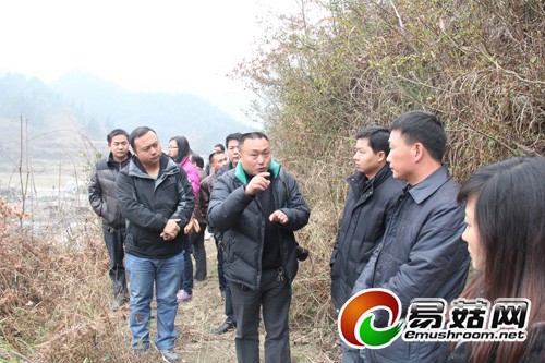 德江县康奇药植有限责任公司总经理张玉兴介绍天麻繁育基地建设情况