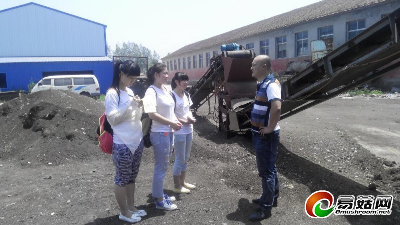 刘经理讲解生产设备