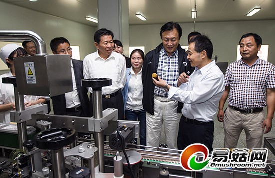 1、唐国强先生在中国首家灵芝全产业链可视工厂兴致勃勃地听潘总介绍灵芝产品