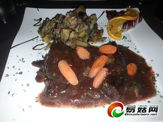 意大利菜里 香菇和土豆组成的配菜