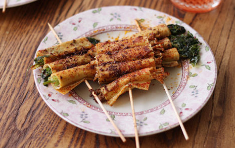 }JA8X`(%%JE)X%)~Q`)[))U