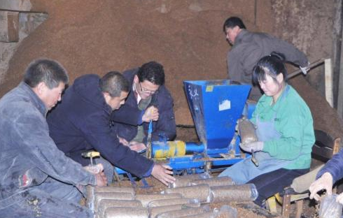 VM)42XG}~~IIZ5]9Q]BKGCT