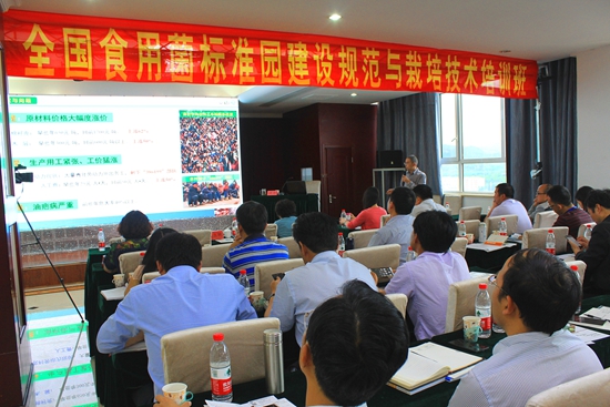 谭伟研究员在为学员讲课