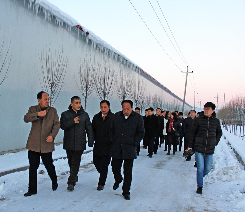 到ManBetX体育园区进行调研