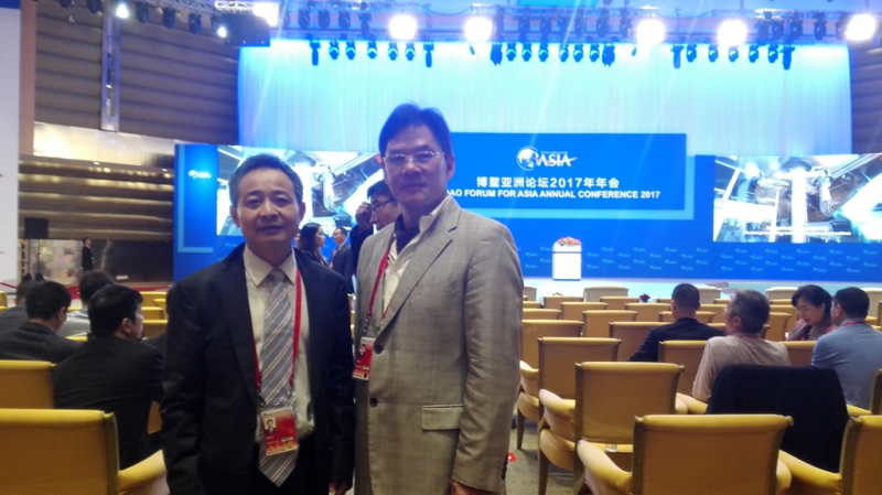 图左为仙客来董事长潘新华先生