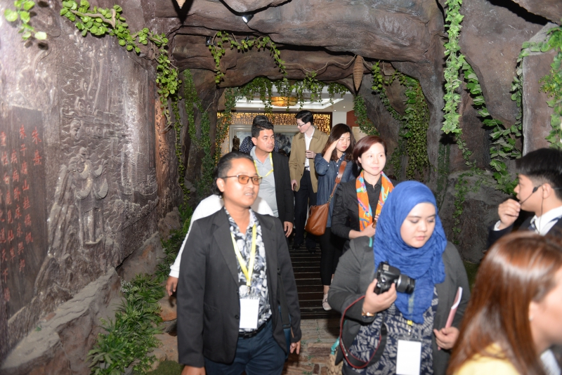 采访团在仙客来庐山灵芝文化馆考察