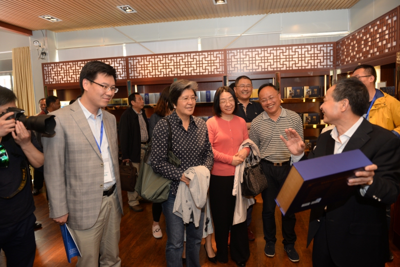 潘新华董事长在仙客来产品展示中心向杨秀萍秘书长介绍仙客来灵芝产品