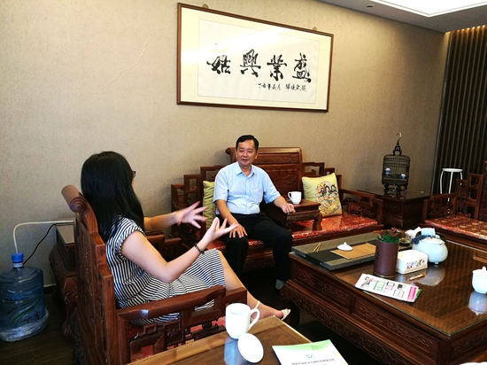 涂改临接受记者采访