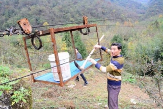种出珍贵天麻如何运出大山 ？他自制了一条索道 ()