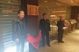 漳州市工商局与漳州市ManBetX体育产业协会举行共建诚实守信营商环境协作单位揭牌启动仪式 ()