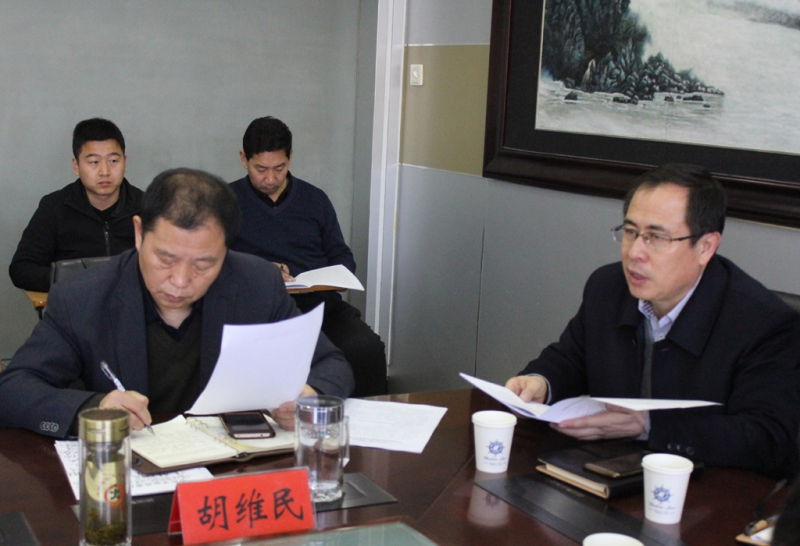 农牧局局长秦凤斌(右)做Manbetx体育手机版V17版本发布.官网安卓网.香港市场调研报告