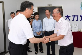 中共中央政治局常委、全国政协主席汪洋一行 前往天麻企业贵州同威生物科技有限公司考察调研 ()