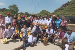 外国友人到泰宁学 ManBetX体育Manbetx体育手机版V17版本发布.官网安卓网.香港 ()