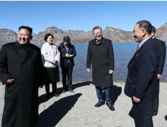 金正恩向韩方离散家属赠2吨松茸作中秋礼物  一人一斤 ()