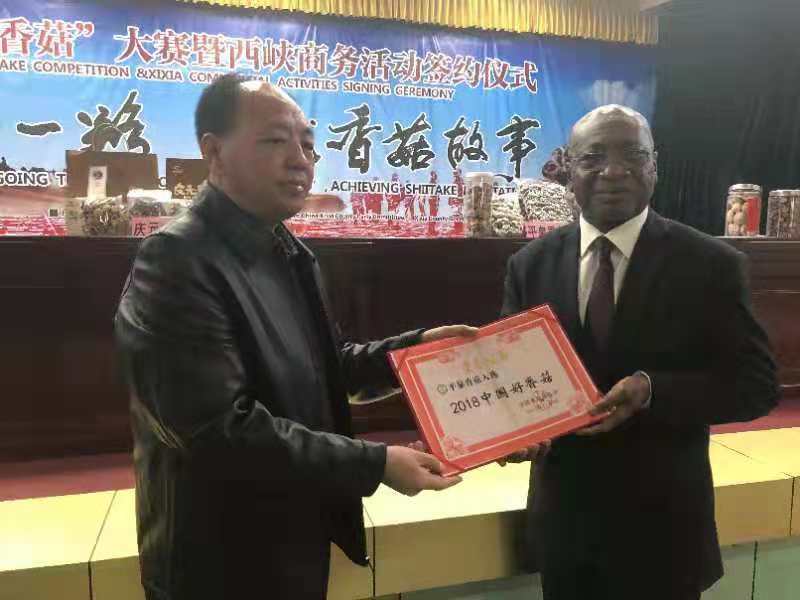 平泉Manbetx体育手机版V17版本发布.官网安卓网.香港局梁希晨局长接受奖牌