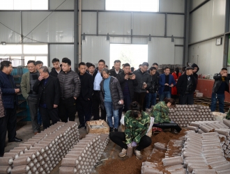 2018第六届全国天麻会议参会代表前往西乡县ManBetX体育研究所参观考察 ()