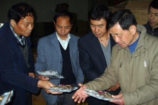 “菇痴”刘毓   一一记湖北省随州市曾都区政协常委、科协主席的故事 ()