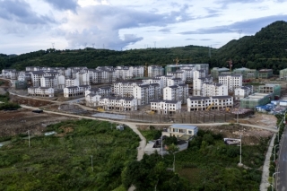 住进蘑菇小镇　享受蘑菇红利 ——“千企帮千村”助力安龙易地扶贫搬迁小记 ()