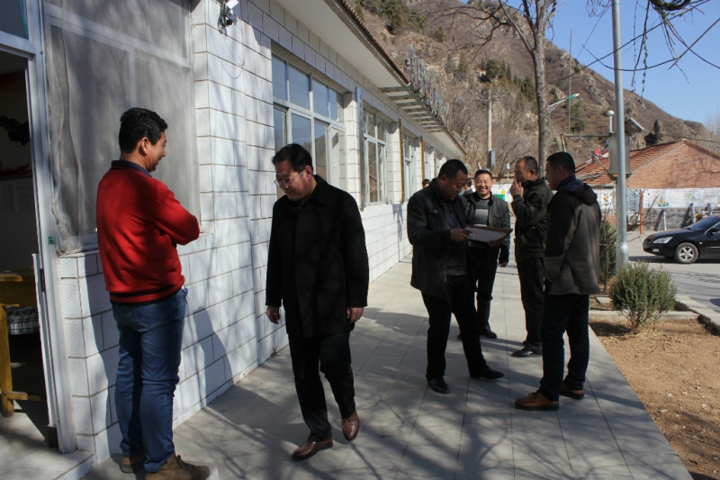 包扶责任人心情愉快地到村开展工作