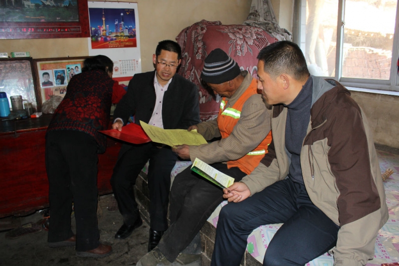 印发政策明白纸并讲学给每一户