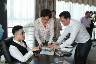 脑瘫患儿创造奇迹 翻译出版科普读物《蘑菇园》 ()