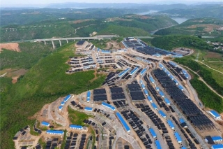 湖北十堰：香菇成产业 脱贫有指望 ()