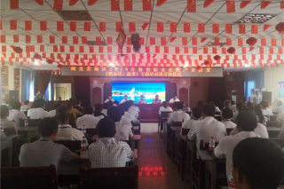 新疆维吾尔自治区农业农村厅启动2019年阿克苏地区农业产业扶贫（黑木耳、蔬菜）种植技术专题培训班 ()