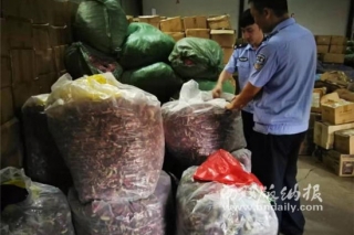 西双版纳警方查获0.58吨走私进口野生干制大红菌 ()