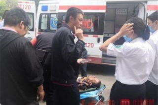 昆明男子衣冠不整街上散步 野生菌“见手青”中毒 ()